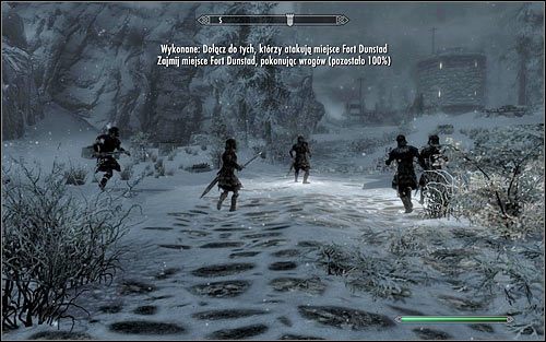 Po dotarciu w oznaczone przez grę miejsce powinieneś zauważyć innych żołnierzy Cesarskiego Legionu, którzy wezmą udział w ataku (powyższy screen) - Bitwa o fort Dunstad | Questy Legionu Cesarskiego | Solucja Skyrim - Skyrim - poradnik, mapy, questy