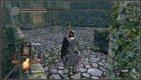 Wchodzimy po schodach na mały plac - Undead Burg (2) | Opis przejścia Dark Souls - Dark Souls - poradnik do gry