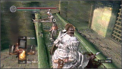 Duża brama przed nami będzie zamknięta, ale znajdziemy obejście - drogą schodkami w dół, do podziemi - Undead Parish (1) | Opis przejścia Dark Souls - Dark Souls - poradnik do gry