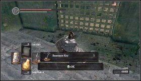 Zabijamy przeciwnika przy bramie [1] i podnosimy Basement Key - Undead Parish (2) | Opis przejścia Dark Souls - Dark Souls - poradnik do gry