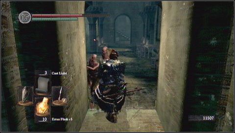 Po przeciwległej stronie ołtarza jest przejście w górę, również ochraniane przez rycerza - Undead Parish (2) | Opis przejścia Dark Souls - Dark Souls - poradnik do gry