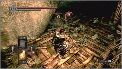 Kiedy przejdziemy drugi wspornik mostu (podobny do tego, na którym było ognisko), zacznie do nas strzelać kolejny posiadacz plujki - Blighttown (2) | Opis przejścia Dark Souls - Dark Souls - poradnik do gry