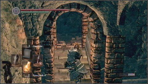 W tej sytuacji najprościej zrobić co następuje: poczekać aż kula przeleci obok nas i szybko wbiec na schody w górę - Sens Fortress (2) | Opis przejścia Dark Souls - Dark Souls - poradnik do gry
