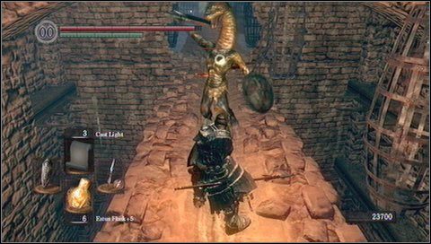 W środku znajdują się dwie zamknięte klatki - w jednej z nich jest NPC Big Hat Logan - Sens Fortress (3) | Opis przejścia Dark Souls - Dark Souls - poradnik do gry