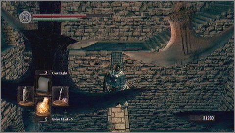 Przy schodach musimy uważać na dwie kamienne płyty w podłodze - aktywują pułapkę - Sens Fortress (3) | Opis przejścia Dark Souls - Dark Souls - poradnik do gry
