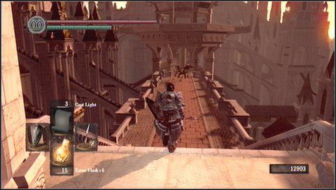 Wracamy do schodów i szukamy przy nich platformy umieszczonej nieco niżej - Anor Londo (1) | Opis przejścia Dark Souls - Dark Souls - poradnik do gry