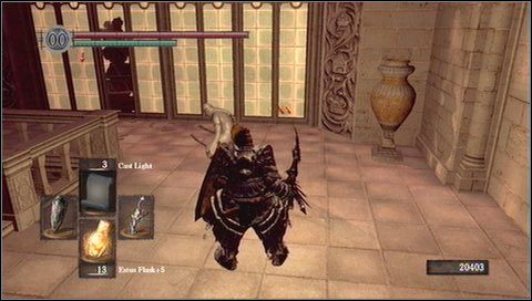 Teraz strzelamy do łańcucha trzymającego żyrandol - przedmiot zawieszony na nim spadnie (weźmiemy go później w drodze do Painted World of Ariamis) - Anor Londo (2) | Opis przejścia Dark Souls - Dark Souls - poradnik do gry