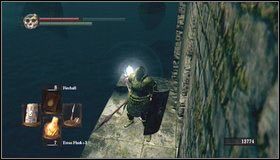Na dole nie wybiegamy jeszcze na zewnątrz, ale skręcamy korytarzem w prawo - New Londo Ruins (2) | Opis przejścia Dark Souls - Dark Souls - poradnik do gry