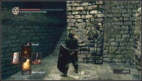 Wracamy kawałek i wychodzimy na zewnątrz przed schodami do góry - New Londo Ruins (2) | Opis przejścia Dark Souls - Dark Souls - poradnik do gry
