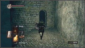 Podążamy dalej jedyną drogą [1] i wchodzimy do wieży na wprost - New Londo Ruins (2) | Opis przejścia Dark Souls - Dark Souls - poradnik do gry