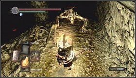 Po uratowaniu Rhea of Thorolund na jeden z dwóch powyższych sposobów, mijamy Patchesa i idziemy dalej (jeśli daliśmy mu się zrzucić, rozmawiamy z nim - dostaniemy prezent) - Tomb of Kings (1) | Opis przejścia Dark Souls - Dark Souls - poradnik do gry