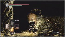 Wychodzimy z zaułka z ogniskiem i schodzimy w dół - Tomb of Kings (2) | Opis przejścia Dark Souls - Dark Souls - poradnik do gry