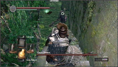 Krok 3 - Capra wbiegnie na schody. Gdy będzie przy nas, skaczemy w lewo, aby spaść na dół. - Capra Demon | Jak zabić bossa w Dark Souls - Dark Souls - poradnik do gry