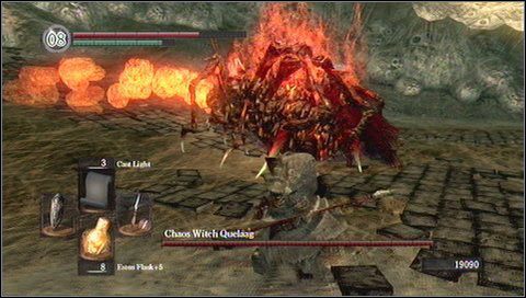 Musimy uważać na wymachy mieczem przeciwniczki - można przed nimi uskakiwać na boki, blokować lub wycofywać się - Chaos Witch Quelaag | Jak zabić bossa w Dark Souls - Dark Souls - poradnik do gry
