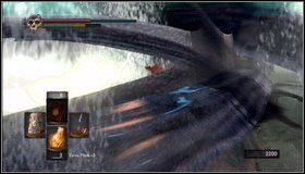 Kiedy tylko dobiegniemy do Hydry, wchodząc do wody (ale uważając na jej głębszy fragment, w którym znajduje się bestia - Hydra | Jak zabić bossa w Dark Souls - Dark Souls - poradnik do gry