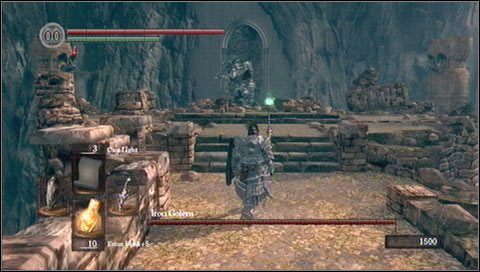 Gdy boss podejdzie i rozpocznie przygotowanie do uderzenia toporem, biegniemy w jego stronę i okrążamy od prawej, uskakując przed atakiem - Iron Golem | Jak zabić bossa w Dark Souls - Dark Souls - poradnik do gry