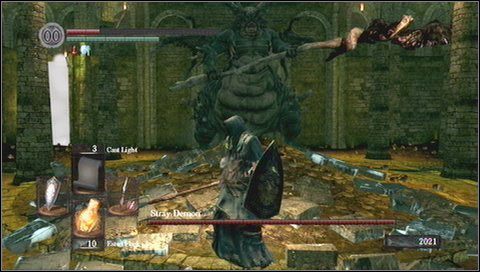 Wbiegamy za plecy bossa i stąd uderzamy go w ogon lub odwłok - Stray Demon | Jak zabić bossa w Dark Souls - Dark Souls - poradnik do gry