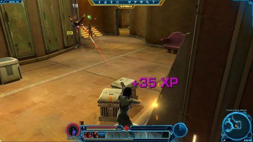 W [6] zauważysz na stoliku Stolen Cargo, który weź ze sobą, a następnie wracaj do Jheega - (L02) Claim Your New Identity | Imperial Agent | Star Wars The Old Republic - Star Wars: The Old Republic - poradnik do gry