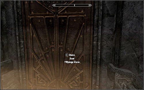 Niedługo po znalezieniu się w piwnicy dotrzecie do drzwi i Tyranus poprosi Cię o ich zbadanie - Zbadanie opuszczonego domu | Dom koszmarów | Solucja Skyrim - Skyrim - poradnik, mapy, questy