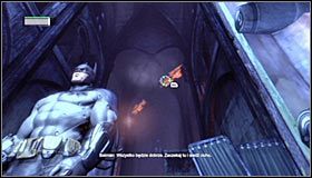 Gdy tylko wylądujesz na balkoniku nad wartownikiem wciśnij prawy przycisk myszy (lub przycisk Y na padzie) w celu jego unieszkodliwienia #1 - Znajdź źródło strzału | Główny wątek w Batman Arkham City - Batman: Arkham City - poradnik do gry