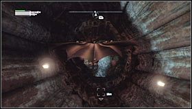 Z racji tego, że stojący tu czterej przeciwnicy korzystają z broni palnej dobrze byłoby zaatakować ich z zaskoczenia - Śledź zabójcę używając urządzenia namierzającego, by znaleźć Ras al Ghula | Główny wątek - Batman: Arkham City - poradnik do gry