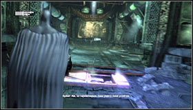 Zaczekaj aż Batman pozbiera się z podłogi i zbliż się do pierwszej bramy - Śledź zabójcę używając urządzenia namierzającego, by znaleźć Ras al Ghula | Główny wątek - Batman: Arkham City - poradnik do gry