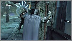 Podejdź do ściany i zbadaj fragment pod napisem CANCELLED #1 - Znajdź ukryte wejście z pomocą nagrania wideo | Batman Arkham City - Batman: Arkham City - poradnik do gry