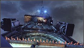 Zatrzymaj się dopiero po dotarciu do miejsca, w którym pod sobą zauważyć bardzo niewielką platformę (jest to północna ściana wieży) #1, do której przyczepiony jest wysięgnik - Wedrzyj się na platformę obserwacyjną Wieży, żeby zatrzymać Procedurę 10 | Główny wątek - Batman: Arkham City - poradnik do gry