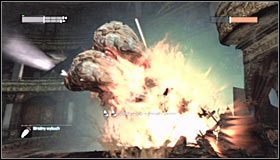 O wiele lepszym sposobem na osłabianie Clayfacea jest ustawianie się w narożnikach sali kinowej, czyli w miejscach, w których znajdują się materiały wybuchowe - Zdobądź lekarstwo od Jokera i nie dopuść, żeby stał się nieśmiertelny | Główny wątek - Batman: Arkham City - poradnik do gry