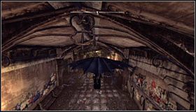 Jak zapewne pamiętasz, musisz teraz obrać lot pikujący #1 i następnie w odpowiednim momencie go wyrównać, przelatując nad płotem pod napięciem #2 - Szarada Enigmy (5) | Misje poboczne w Batman Arkham City - Batman: Arkham City - poradnik do gry