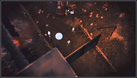 Po dotarciu w okolice punktu docelowego koniecznie przedostań się na dach jednego z budynków #1, a to dlatego, że rozstawionych będzie tu trzech uzbrojonych strażników TYGERA #2 - Dostań się do skarbca skonfiskowanych dóbr TYGERA | Misje Kobiety-Kota - Batman: Arkham City - poradnik do gry