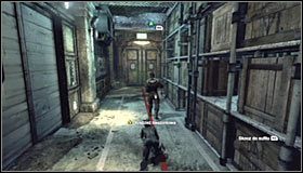 NIE PRÓBUJ zeskakiwać bezpośrednio na wartownika, bo z oczywistych względów by go to zaalarmowało - Wykradnij karty dostępu trzem strażnikom TYGERA tak, żeby nikt cię nie zobaczył ani nie usłyszał | Misje Kobiety-Kota - Batman: Arkham City - poradnik do gry