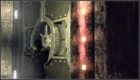 Podejdź do głównego komputera i wciśnij SPACJĘ (lub przycisk A na padzie) żeby wejść z nim w interakcję #1 - Wróć do pokoju ochrony, żeby otworzyć skarbiec | Misje Kobiety-Kota - Batman: Arkham City - poradnik do gry