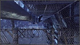 Popatrz teraz do góry i wciśnij klawisz F (lub przycisk RB na padzie) żeby złapać się znajdującej się nad Tobą metalowej konstrukcji #1 - Zabierz Dwóm Twarzom łup Kobiety-Kota w muzeum | Misje Kobiety-Kota - Batman: Arkham City - poradnik do gry