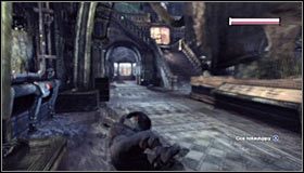 Jeżeli nie chcesz podejmować ryzyka związanego z przedwczesnym zaatakowaniem Dwóch Twarzy, to wybierz się na południe, docierając docelowo do schodów prowadzących na parter #1 - Pokonaj Dwie Twarze | Misje Kobiety-Kota w Batman Arkham City - Batman: Arkham City - poradnik do gry