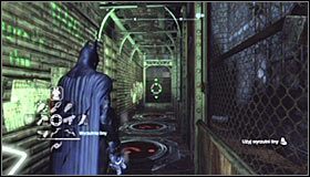 Zlokalizuj przylegającą do budynku kościoła metalową konstrukcję, wejdź do niej i ustaw się na zielonej płycie naciskowej #1 - Park Row - Trofea Batmana (24-36) | Zagadki w Batman Arkham City - Batman: Arkham City - poradnik do gry