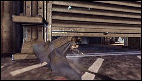 Ustaw się na południe od miejsca ukrycia trofeum, a konkretnie na wprost od bramy używanej do przedostawania się do wnętrza siedziby policji #1 - Mila Rozrywki - Trofea Batmana (31-37) | Zagadki w Batman Arkham City - Batman: Arkham City - poradnik do gry