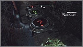 Po dotarciu do celu powinieneś zauważyć, że trofeum znajduje się w klatce #1 i że obok niego rozmieszczono trzy płyty naciskowe - Dzielnica przemysłowa - Trofea Batmana (31-37) | Zagadki w Batman Arkham City - Batman: Arkham City - poradnik do gry