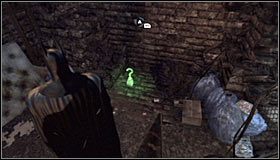 Po przejściu przez szyb załącz tryb detektywa, dzięki czemu ustalisz, że można zniszczyć tutejszą posadzkę z pomocą wybuchowego żelu #1 - Metro - Trofea Batmana (16-26) | Zagadki w Batman Arkham City - Batman: Arkham City - poradnik do gry