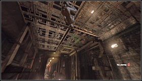 Po dotarciu do miejsca wskazywanego jako lokalizacja trofeum popatrz do góry #1 i skorzystaj z umiejętności wspinania się po sufitach, a więc wciśnij klawisz F (lub przycisk RB na padzie) celem przyklejenia się do metalowej konstrukcji #2 - Metro - Zagadki słowne, Szczęki Jokera, Trofea Kobiety-Kota | Zagadki - Batman: Arkham City - poradnik do gry