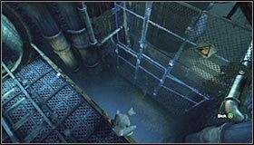 Trofeum to znajduje się pod balkonikiem #1, tak więc rozpocznij od wskoczenia na jedną z balustrad #2 - Metro - Zagadki słowne, Szczęki Jokera, Trofea Kobiety-Kota | Zagadki - Batman: Arkham City - poradnik do gry