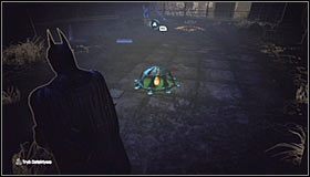 W celu dotarcia do miejsca ukrycia trofeum najlepiej jest rozpocząć na północ od budynku muzeum i odszukać balustradę, po przeskoczeniu której można zeskoczyć na niższy poziom #1 - Zaułki - Trofea Batmana (08-16) | Zagadki w Batman Arkham City - Batman: Arkham City - poradnik do gry