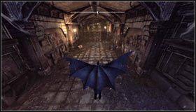 Obróć się teraz na wschód, odbij od krawędzi i skorzystaj z umiejętności bomba pikująca, a więc przytrzymaj dodatkowo w locie lewy klawisz CTRL (lub prawy trigger na padzie) #1 - Zaułki - Trofea Batmana (08-16) | Zagadki w Batman Arkham City - Batman: Arkham City - poradnik do gry