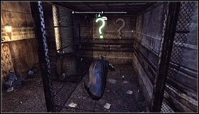 Przystąp do przejażdżki na linie, ale po chwili wciśnij środkowy przycisk myszy (lub przycisk RB na padzie) by zmusić Batmana do wskoczenia na linę #1 - Zaułki - Trofea Batmana (17-23) | Zagadki w Batman Arkham City - Batman: Arkham City - poradnik do gry