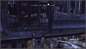 Nie musisz tu na szczęście specjalnie kombinować, gdyż wystarczy poszybować w stronę mało wytrzymałego obiektu #1 - Zaułki - Trofea Batmana (24-39) | Zagadki w Batman Arkham City - Batman: Arkham City - poradnik do gry