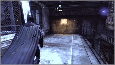 Przedostań się na balkonik przylegający do wejścia do centrum rejestracyjnego Arkham City (powyższy screen) - Zaułki - Zagadki słowne | Zagadki w Batman Arkham City - Batman: Arkham City - poradnik do gry