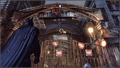 Ustaw się na wprost od dużej bramy (powyższy screen) - Zaułki - Zagadki słowne | Zagadki w Batman Arkham City - Batman: Arkham City - poradnik do gry