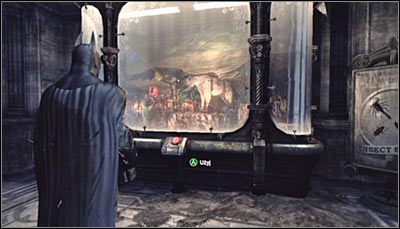 W drodze do głównego części pokoju wojennego odszukaj eksponat z hieną (powyższy screen) i zeskanuj go - Muzeum - Zagadki słowne, Pingwiny | Zagadki w Batman Arkham City - Batman: Arkham City - poradnik do gry
