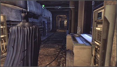 Drugie z przejść prowadzi przez centrum rejestracyjne Arkham City znajdujące się w dzielnicy zaułków (powyższy screen) - Cudowne Miasto - Informacje o lokacji, mapa | Zagadki w Batman Arkham City - Batman: Arkham City - poradnik do gry