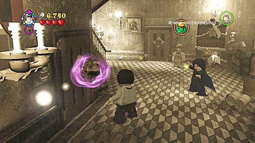 Po tym podchodzimy do drzwi po lewej, używamy WL, ze środka wylatuje miotła - Skup się! | Opis przejścia - Rok 5 | LEGO Harry Potter Lata 5-7 - LEGO Harry Potter: Lata 5-7 - poradnik do gry